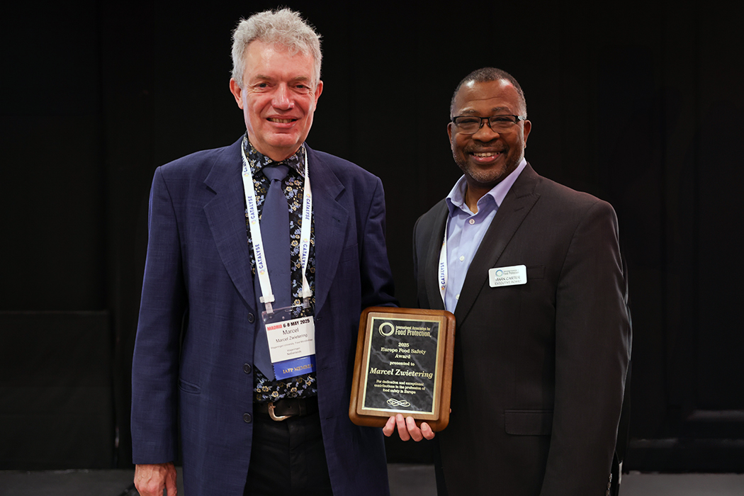 Dr Marcel Zwietering receiving his award from Mark Carter, President of the IAFP.